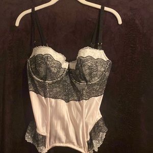 Lingerie corset Victoria’s Secret.